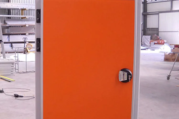 Menteseli soguk hava deposu kapisi — Bosan Endüstriyel Yapı